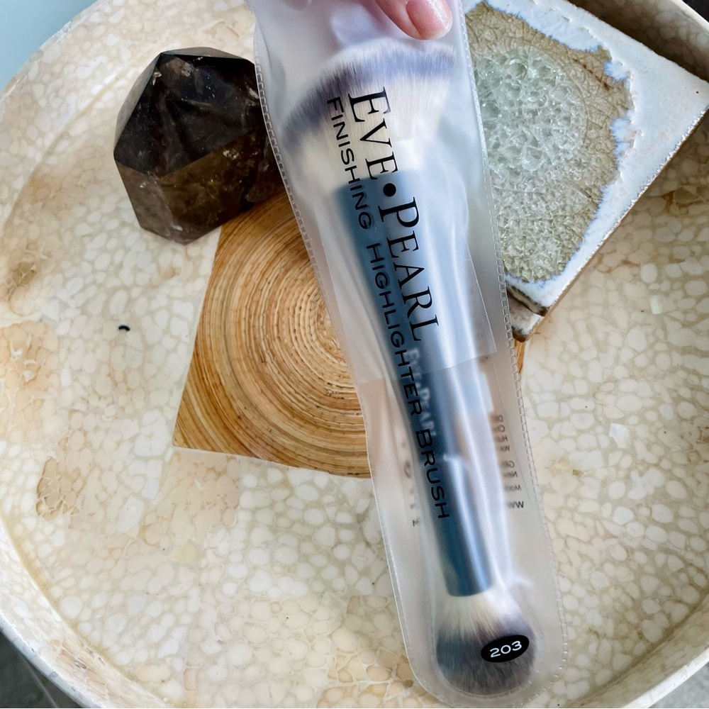 NWOT- Eve Pearl Finishing Highlighter Brush